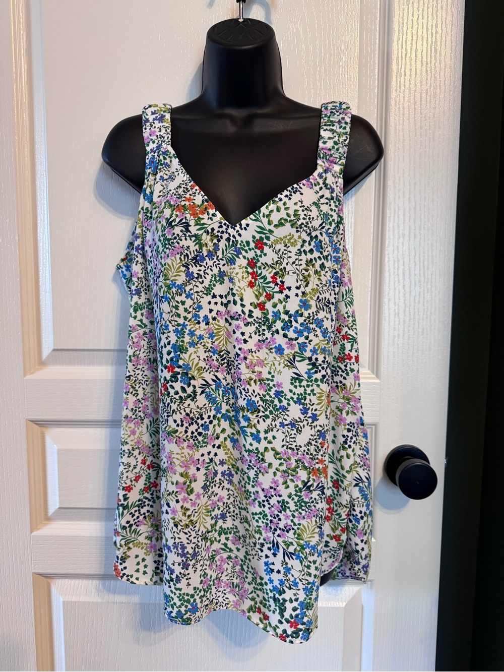 CAbi White Multi Floral V-Neck Tank SZ Large - loose and comfortable
